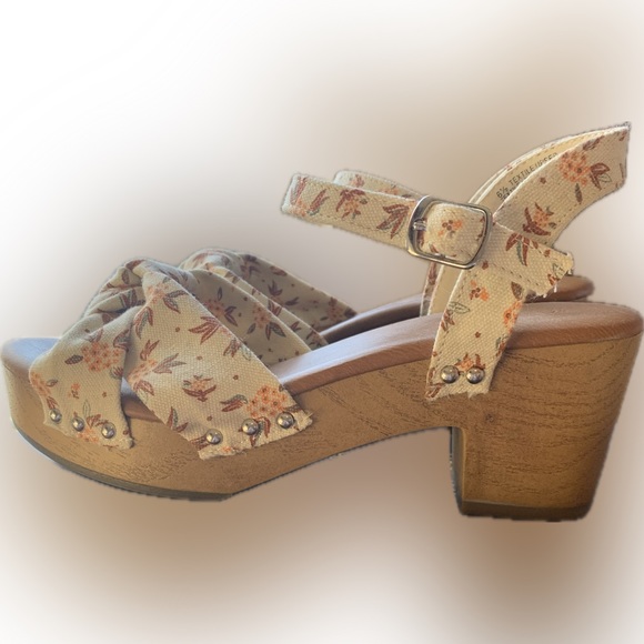 Universal Thread, women’s sandals, small heel, size 6 1/2, cute floral pattern - Picture 5 of 15